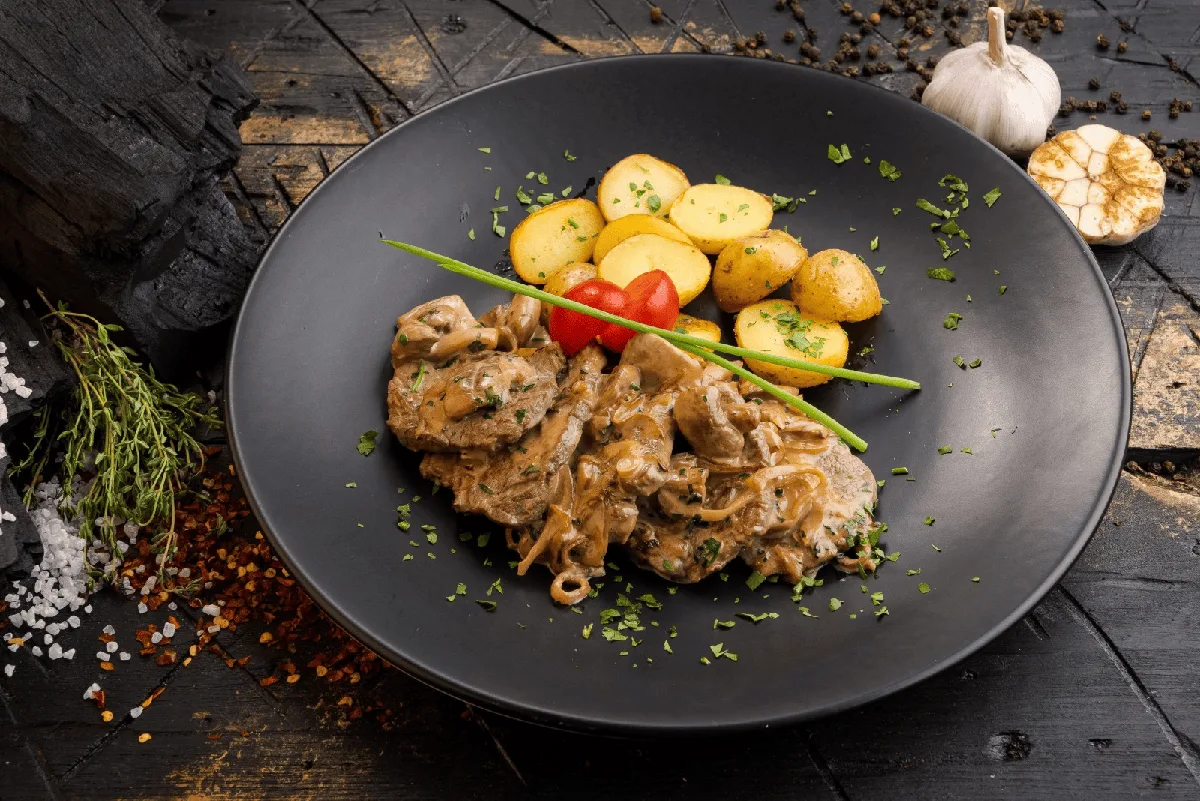 Бефстроганов — нежные полоски говядины в сливочно-грибном соусе